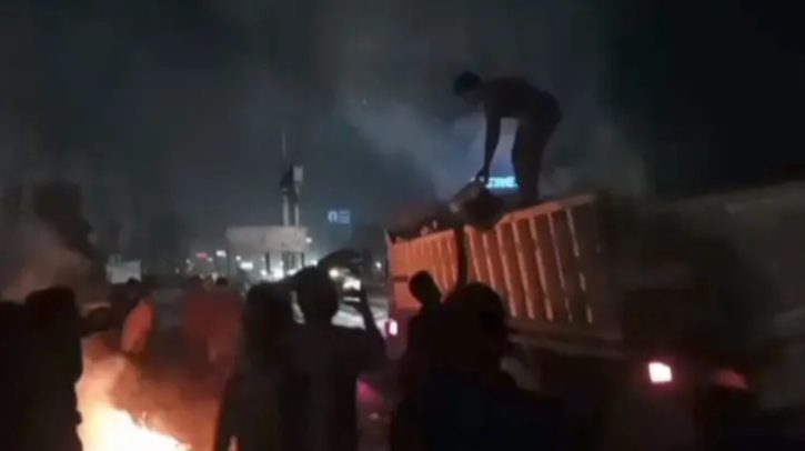 নারায়ণগঞ্জে চলন্ত ট্রাকে আগুন