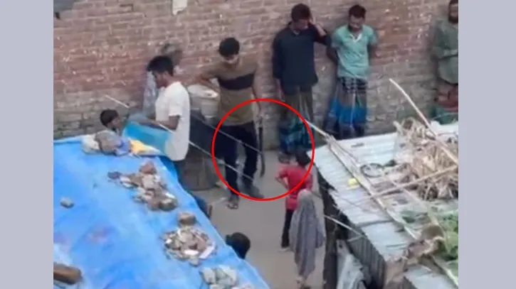 জামতলায় দিনদুপুরে মিরাজ বাহিনীর চাঁদাবাজি-অস্ত্রের মহড়া