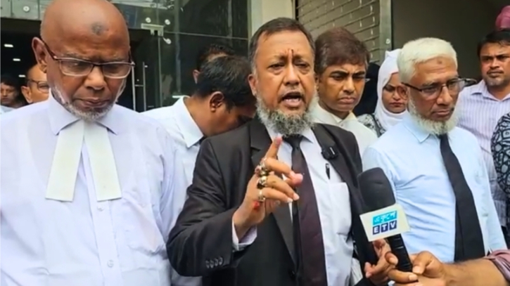 “কোর্টের কয়েকজন আইনের পোশাক পরে বেটাছেলেদের নিয়ে ঘুরে, নর্তকীগিরি করে”