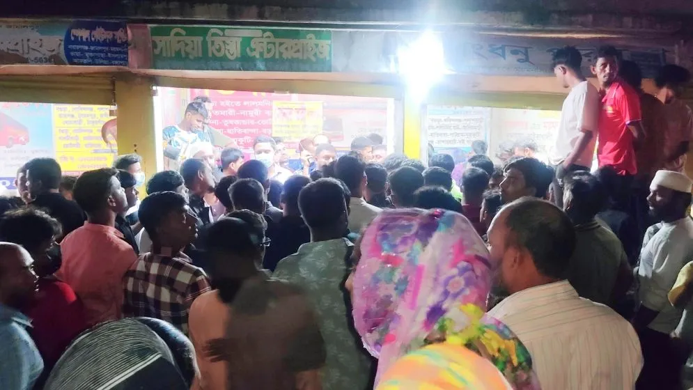 চাষাড়ায় দ্বিগুণ ভাড়া নিয়ে বাস না দিয়ে পালাল মালিকরা, ৫ ঘণ্টা সড়ক অবরোধ
