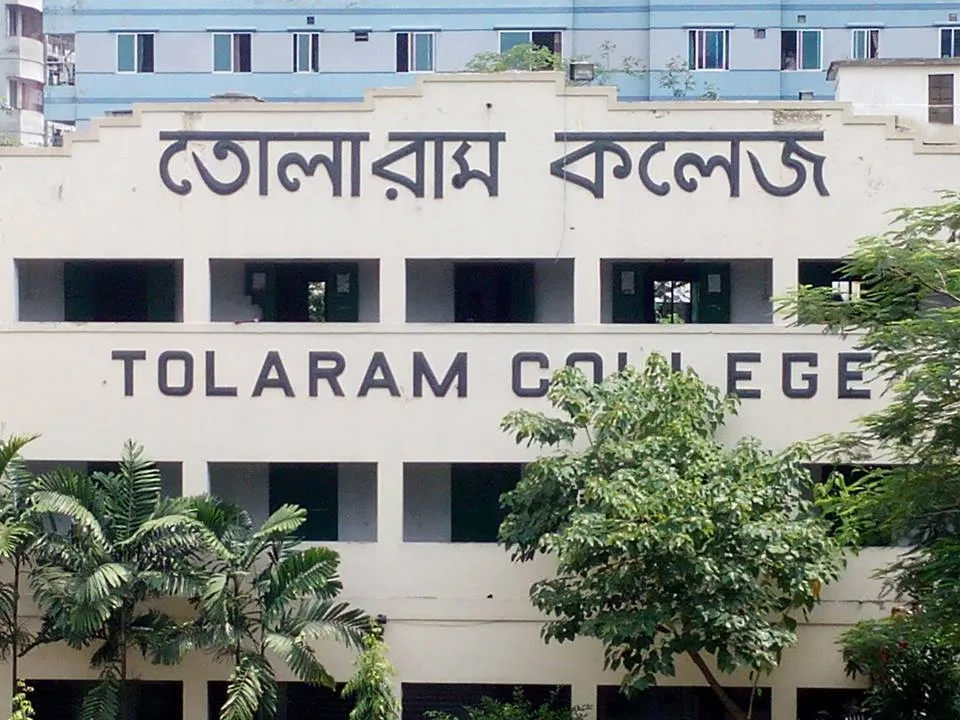 জুম্মার দিনে তোলারাম কলেজে নবীন বরন, শিক্ষার্থীদের সমালোচনা