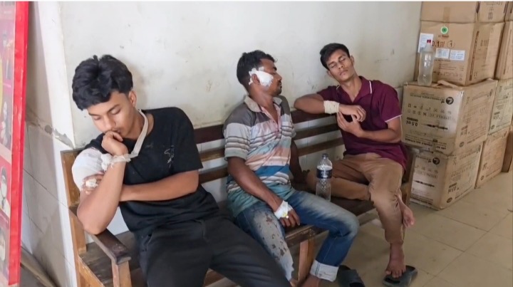 না.গঞ্জে জমি বিরোধে দুই কলেজ শিক্ষার্থীসহ ৩ জনকে কুপিয়ে জখম