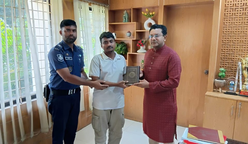 না.গঞ্জে মাদকসেবী আটক, ৩ মাসের কারাদণ্ড; হাতে কুরআন তুলে দিলেন ইউএনও