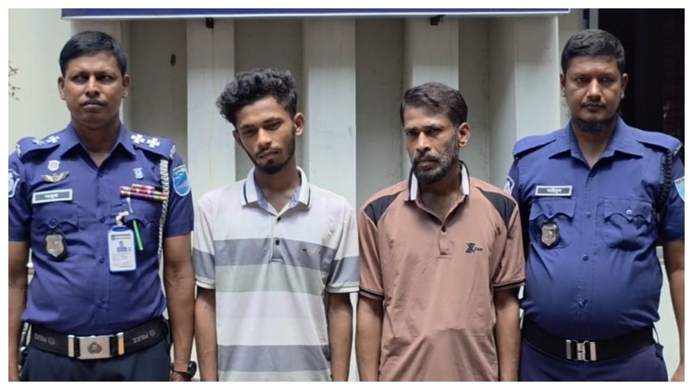 না.গঞ্জে অস্ত্র নিয়ে ‘অপরাধের প্রস্তুতি’, পাইপগান-চাপাতি-রামদাসহ পিতা-পুত্র গ্রেপ্তার