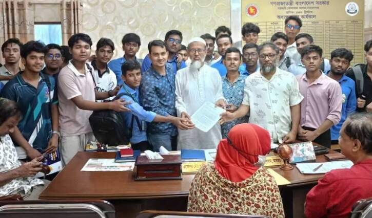 তোলারাম কলেজে বাস সংখ্যা বৃদ্ধি ও ঝুঁকিপূর্ণ বাস মেরামতের দাবি শিক্ষার্থীদের