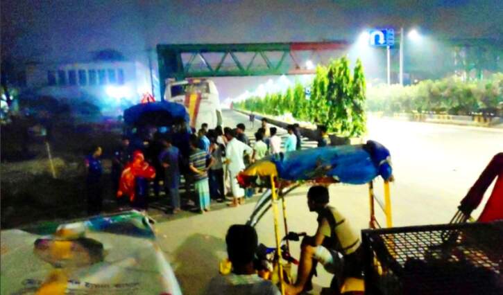 লিংক রোডে যাত্রীবাহী বাসে চড়ে ২৫ যাত্রীর টাকা-মুঠোফোন ছিনতাই